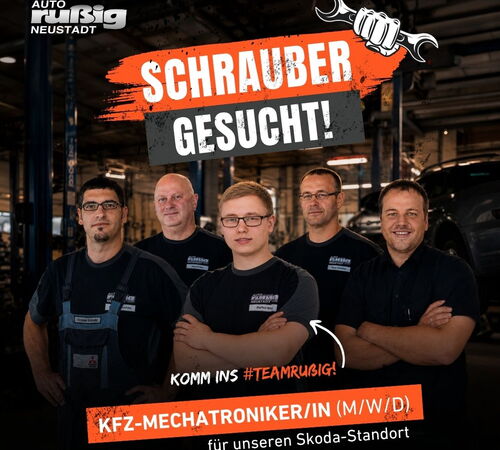 Schrauber gesucht - 5 Mechaniker stehen selbstbewusst nebeneinander in der Werkstatt